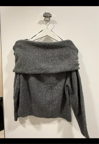 Top Zara palabra de honor con hebilla gris