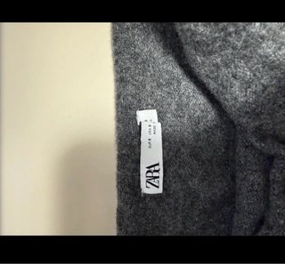 Top Zara palabra de honor con hebilla gris