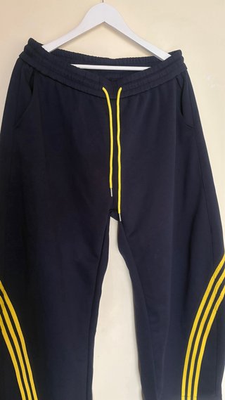 Pantalón chándal azul marino con detalles amarillo