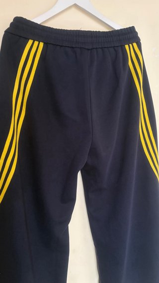 Pantalón chándal azul marino con detalles amarillo