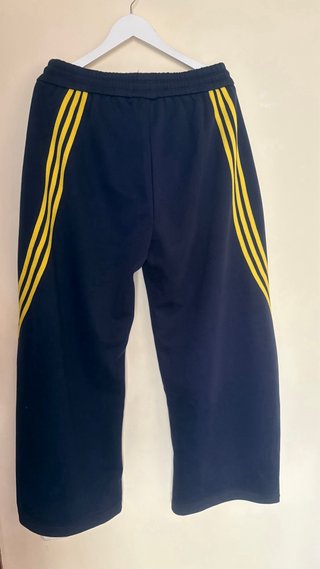 Pantalón chándal azul marino con detalles amarillo