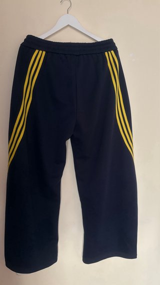 Pantalón chándal azul marino con detalles amarillo