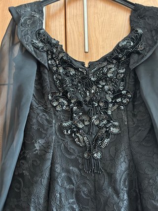 Vestido de fiesta negro con pedrería