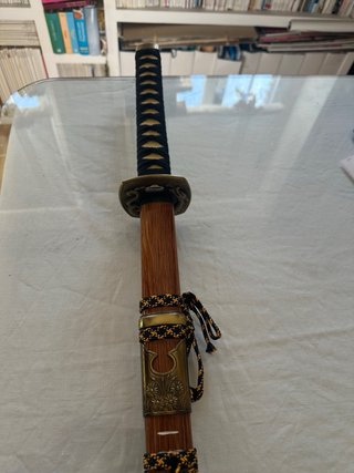 Catana de madera con detalles dorados