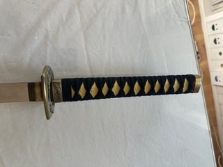 Catana de madera con detalles dorados