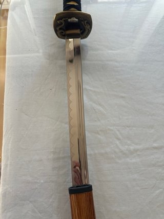Catana de madera con detalles dorados