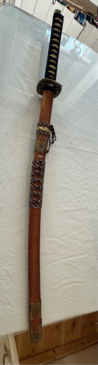 Catana de madera con detalles dorados