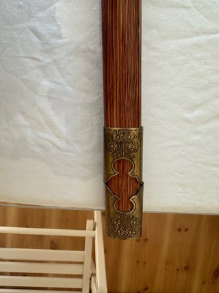 Catana de madera con detalles dorados