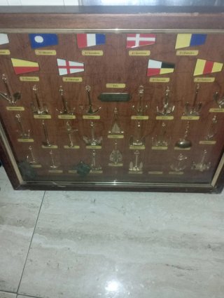 Cuadro de anclas de metal