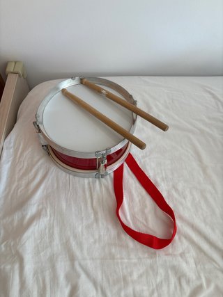 Tambor infantil rojo con baquetas