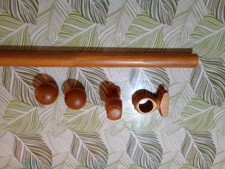 Cortinero de madera con soportes y remates