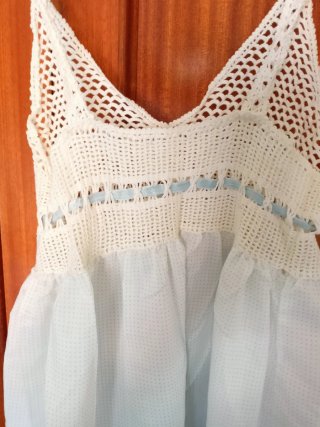 Camisón blanco y azul de crochet