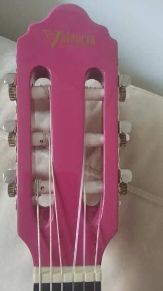 Guitarra rosa para niño/a principiante con funda.