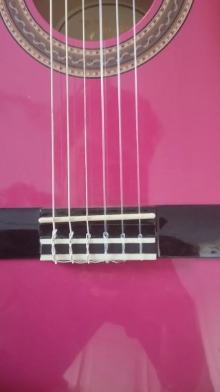 Guitarra rosa para niño/a principiante con funda.