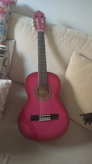 Guitarra rosa para niño/a principiante con funda.