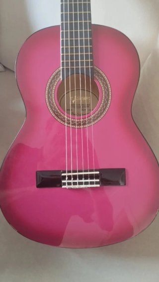 Guitarra rosa para niño/a principiante con funda.