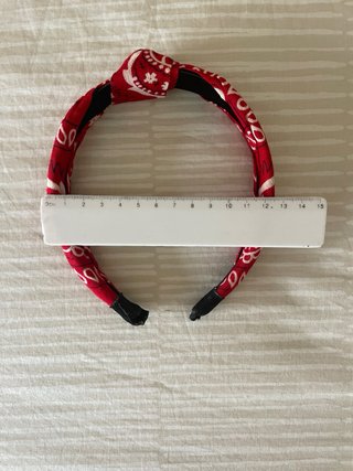 Diadema roja con nudo estilo bandana