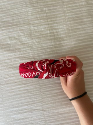 Diadema roja con nudo estilo bandana