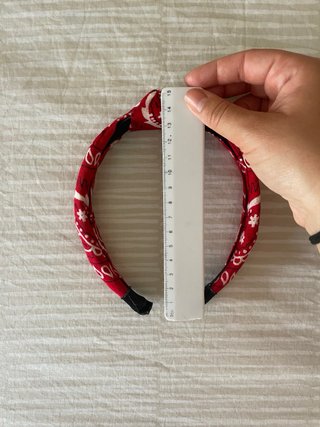 Diadema roja con nudo estilo bandana