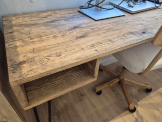 Tavolo da scrivania in legno con gambe metalliche