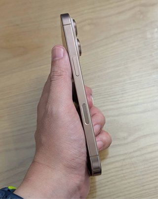 iPhone 16 Pro Dorado/Rosa