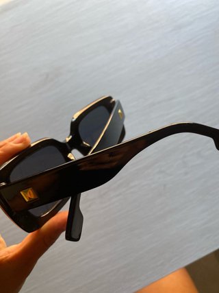 Gafas de sol negras con detalles dorados