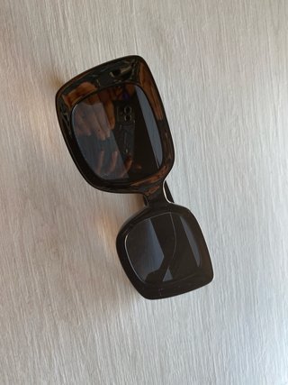 Gafas de sol negras con detalles dorados