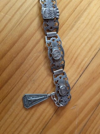 Pulsera antigua plata con dijes de monumentos