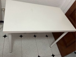 Mesa blanca patas enroscadas