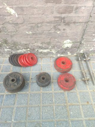 Pesas y mancuernas de gimnasio