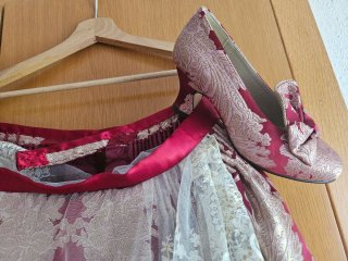 Falda y zapatos de fallera y tela para corpiño