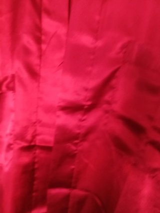 Bata de satén roja,y camison
