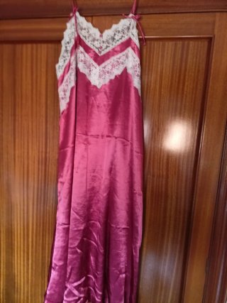 Bata de satén roja,y camison