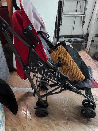 Carro de bebé rojo