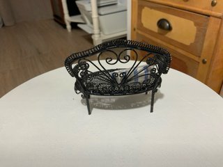 Divano in ferro battuto in miniatura, casa delle bambole