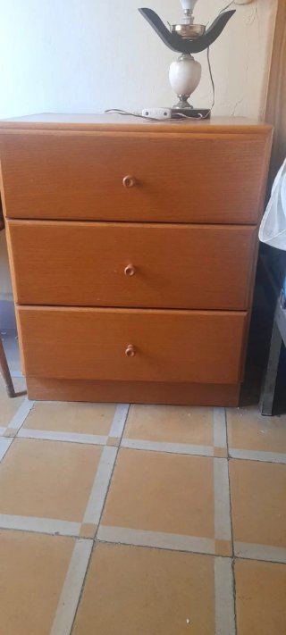 Comodino con 3 cassetti in legno