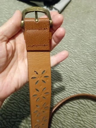 Cinturón de mujer marrón con tachuelas