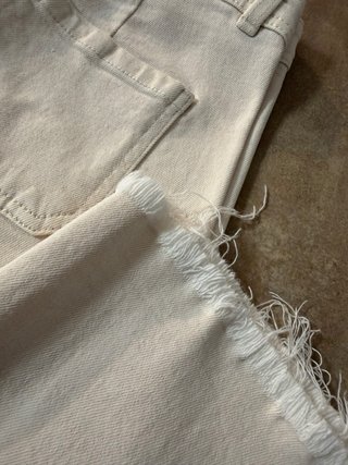 Pantalón crema Mango