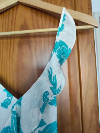 Vestido branco e turquesa padrão tropical