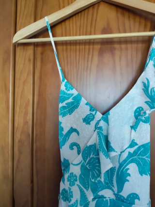 Vestido branco e turquesa padrão tropical