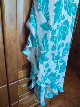Vestido branco e turquesa padrão tropical