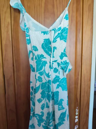 Vestido branco e turquesa padrão tropical