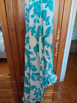 Vestido branco e turquesa padrão tropical