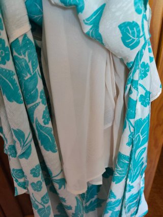 Vestido branco e turquesa padrão tropical