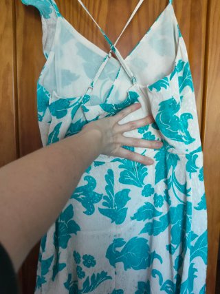 Vestido branco e turquesa padrão tropical