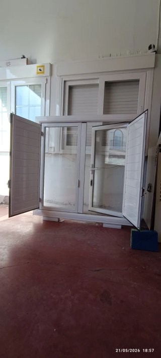 Ventana aluminio practicable con mallorquina