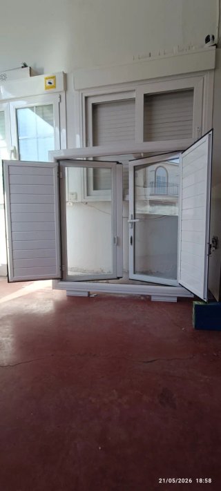 Ventana aluminio practicable con mallorquina