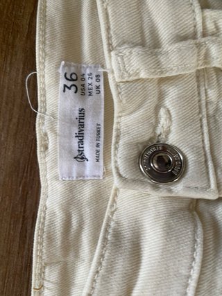 Pantalón crema Stradivarius