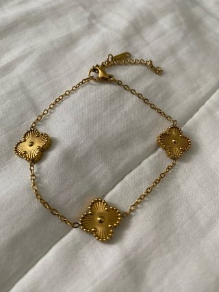 Pulsera dorada con tréboles