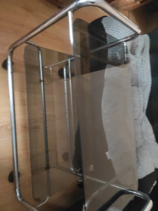 Mesa auxiliar cristal y metal